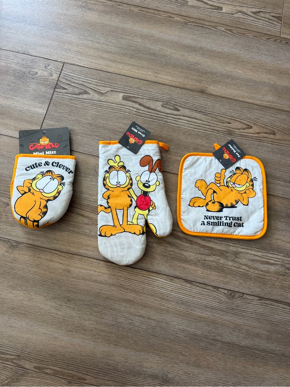 Orange Oven Mitt Garfield and Pot Holder Set -
